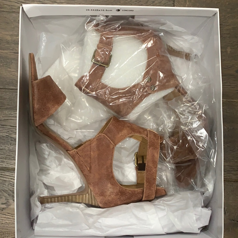 New in box! Nine West Izzy Wizzy Sandals in Cognac Leather - Picture 2 of 11
